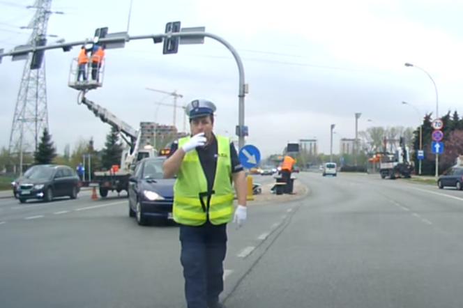 Szokujące wideo z Kwiatkowskiego w Rzeszowie: Przepuścił kobietę z wózkiem, policjant chciał dać mandat