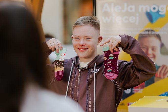Wrocławianie zebrali ponad 13 000 pojedynczych skarpetek - zobacz, co z nich stworzą