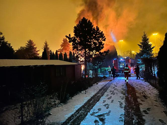 Kłęby dymu na Bielanach. Domek letniskowy stanął w płomieniach. Ranny mężczyzna