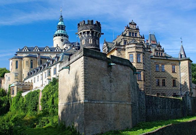 Ten zamek wygląda jak z filmu fantasy.  Leży tuż przy granicy z Polską 