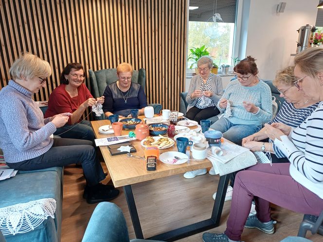 Szydełkowe babki z Ostrzeszowa. Dziergają w miejscach publicznych i ... zarażają pasją!