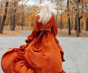 Te kolory będą rządzić jesienią i zimą 2025/26. Sprawdź, czy masz je w swojej szafie 