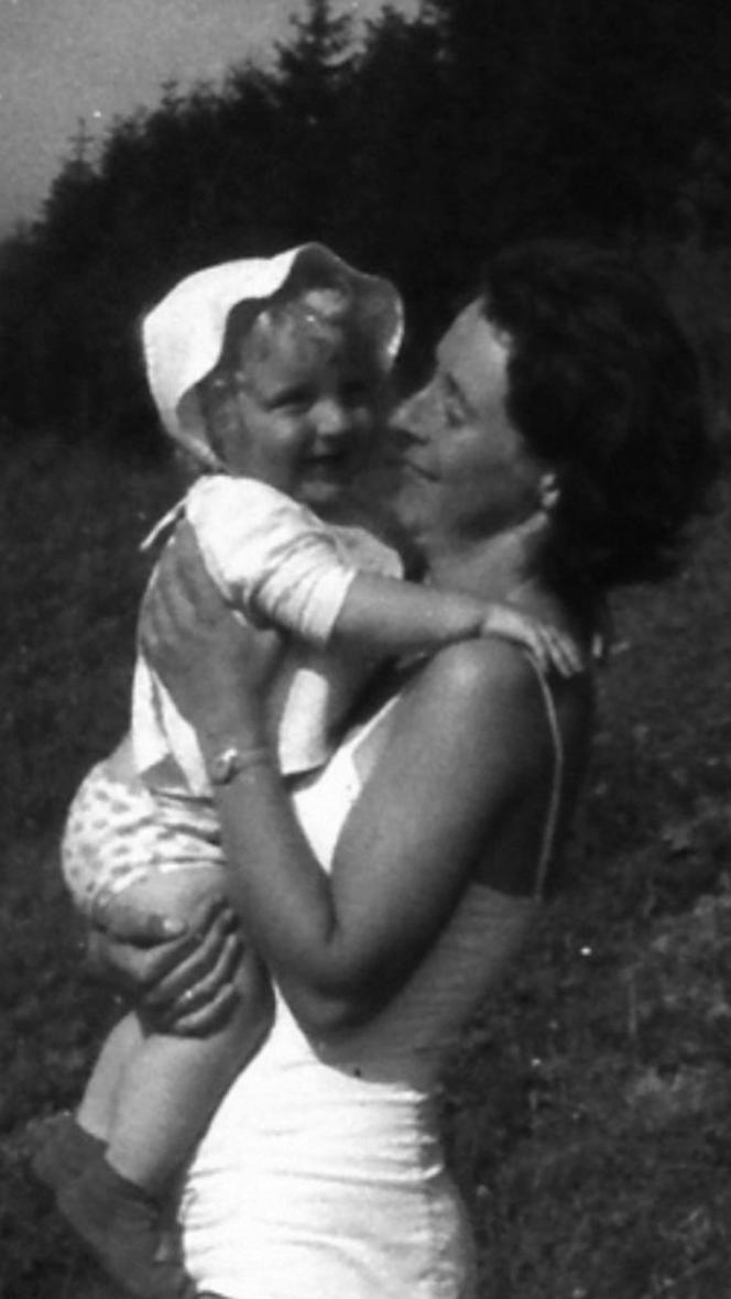 Jacek Kurski na rękach ukochanej Mamy Anny