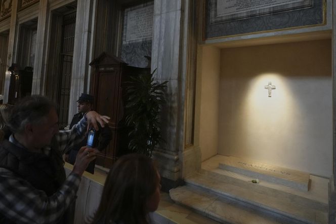 Wierni odwiedzają grób papieża Franciszka