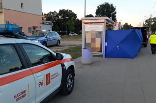 Śmierć na przystanku. 80-latek padł na ziemię, nie żyje