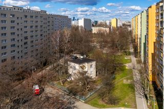 Dom wciśnięty na bakier między wielkie bloki. Skąd się tu wziął?
