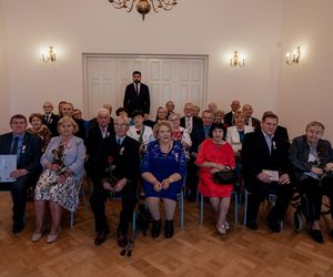 Od 50 lat są małżeństwem. Szczęśliwe pary z Chełma otrzymały Medale za Długoletnie Pożycie Małżeńskie. Zdjęcia