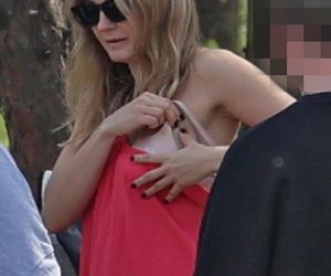 Małgorzata Socha przebiera się w parku