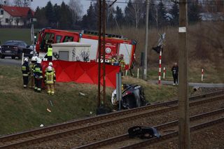 Tragedia na torach! Dwie ofiary śmiertelne po zderzeniu pociągu z autem