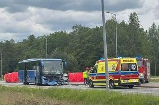 Zderzenie autokaru i osobówki na DK-50 pod Mińskiem Mazowieckim. Zginęły 2 osoby!