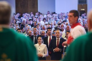 Fałszywy ksiądz zakłócił mszę z udziałem prezydenta Nawrockiego