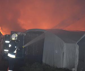 ​Ogromny pożar w Czaczu w pow. kościańskim. Doszczętnie spłonęły foliowe hale magazynowe z używanymi artykułami na sprzedaż