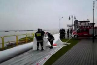 Powódź w Tczewie. Strażacy układają rękaw przeciwpowodziowy 