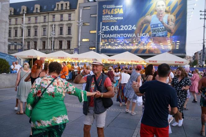 Potańcówka przed Teatrem Śląskim w Katowicach