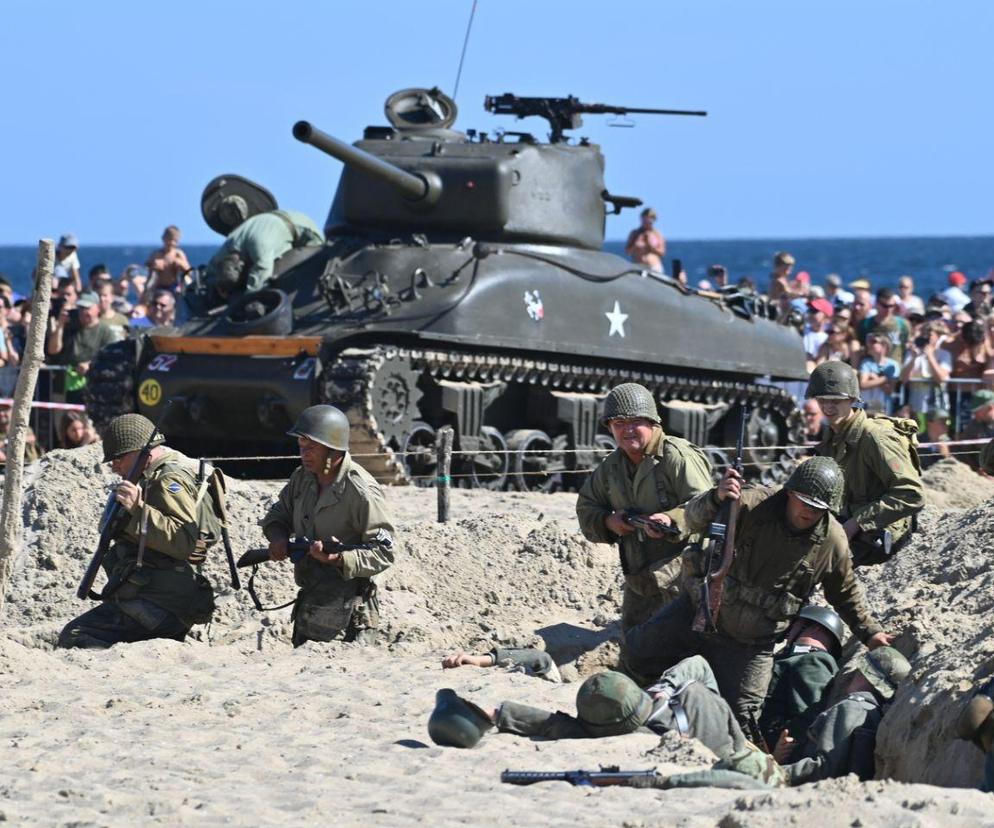 Turyści usłyszeli strzały, a czołgi wjechały na plażę. Zobaczcie zdjęcia z finałowej inscenizacji D-Day Hel! 