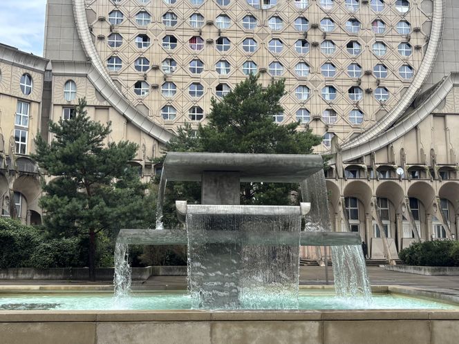 Picasso's Arenas. Budynek mieszkalny położony w Noisy-le-Grand pod Paryżem