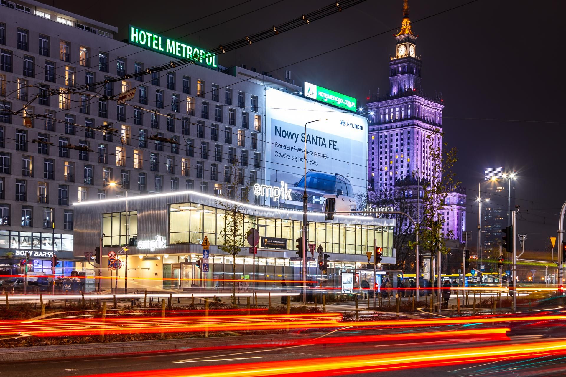 Pawilon Cepelii po zmroku - świeci niczym neon