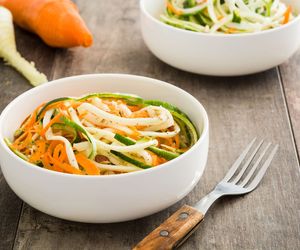 Surówka z cukinii, marchewki i jabłka - porcja zdrowia do obiadu