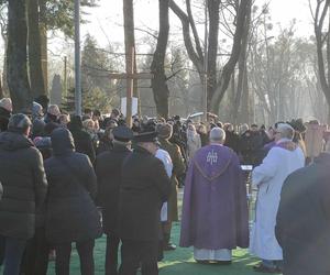 Uroczystości pogrzebowe Iwony Śledzińskiej-Katarasińskiej na Dołach. Wzięło w nich udział wiele osób [ZDĘCIA]