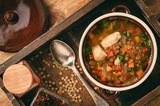 Zupa z batatów, zielonej soczewicy i kurczaka: przepis na zupę ze słodkich ziemniaków z soczewicą