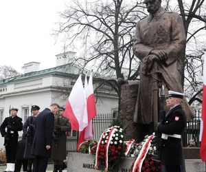 Warszawa. Prezydent Andrzej Duda złożył wieńce przed pomnikami Ojców Niepodległości