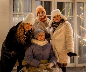 	Przyjaciółki 23 sezon odc. 267. Anka (Magdalena Stużyńska), Inga (Małgorzata Socha), Patrycja (Joanna Liszowska), Dorotka (Agnieszka Sienkiewicz-Gauer)