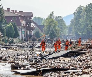 Stronie Śląskie strażacy szukają ludzi w samochodach i budynkach