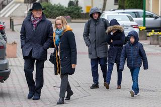 Rafał Trzaskowski jedzie z rodziną metrem na zaprzysiężenie