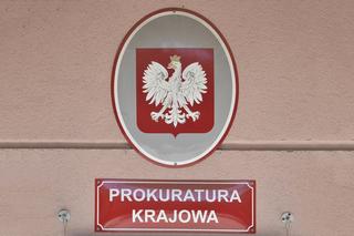 Protest przed Prokuraturą Krajową. Mieli megafon i flagi [ZOBACZ]