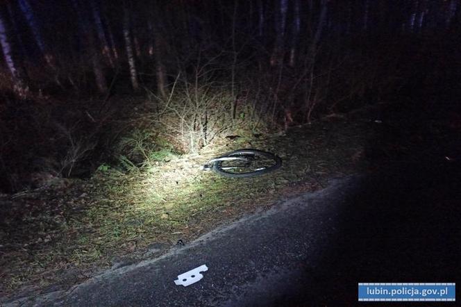 Ojciec nie żyje, 15-letni syn został ranny. W rowerzystów wjechał samochód