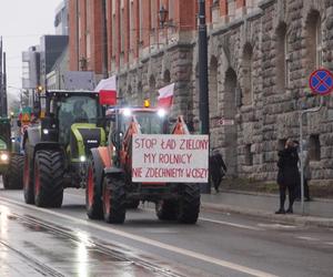 „Zielony Ład=Głód”, „Mleko nie jest z Biedronki”. Te hasła pojawiły się na proteście rolników w Olsztynie