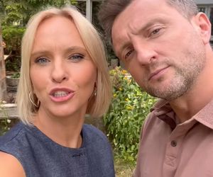 M jak miłość nowy sezon. Dorota (Iwona Rejzner), Bartek (Arkadiusz Smoleński) w siedlisku na planie