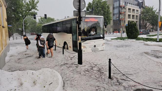 Nawałnica nad Gnieznem. Miasto zalały strumienie wody po ulewie i gradobiciu [ZDJĘCIA].