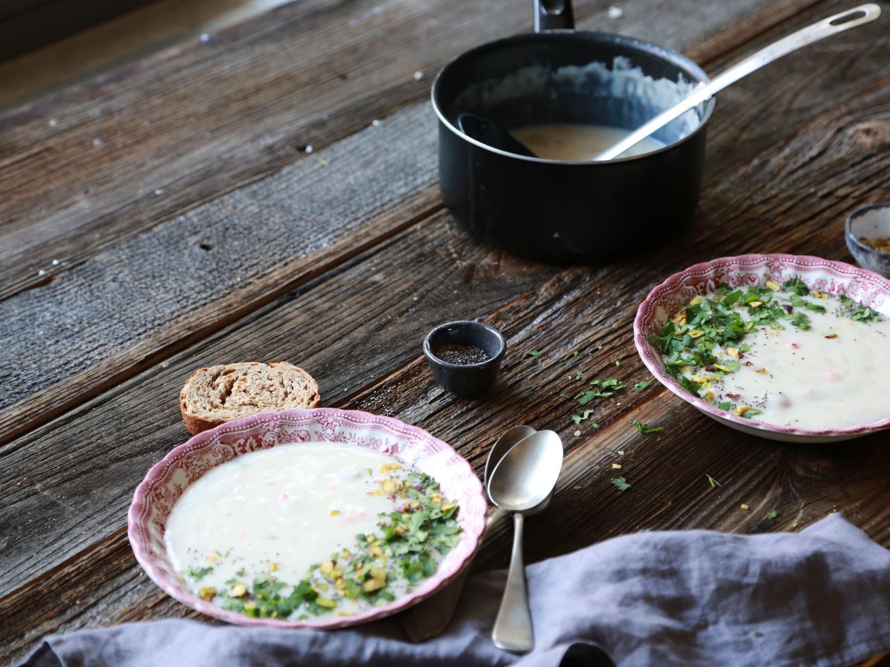 Wiosenna zupa z jabłkami i szczypiorkiem