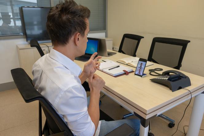 Ruszyła videoinfolinia dla osób głuchych: zadzwoń, jeśli potrzebujesz pomocy 