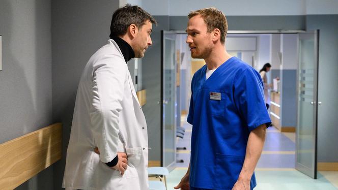 Na dobre i na złe, odc. 735. Michał Wilczewski (Mateusz Janicki), Marcin (Filip Bobek)