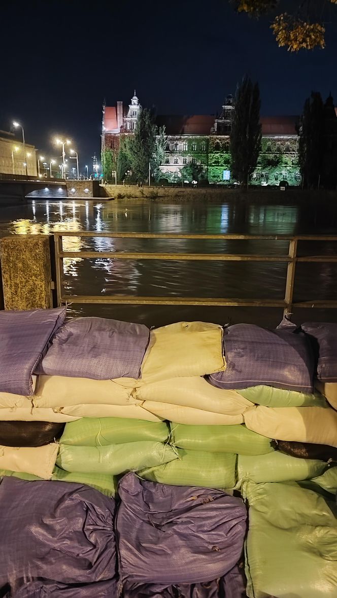 Walka o wrocławskie osiedla nad Odrą i Oławą. Mieszkańcy do późnych godzin nocnych ratowali dobytek