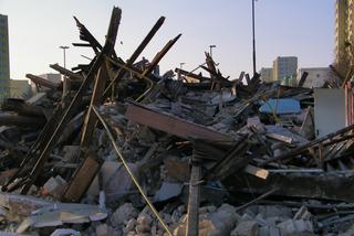Wciąż trwa rozbiórka budynków obok ronda Kujawskiego [ZDJĘCIA]