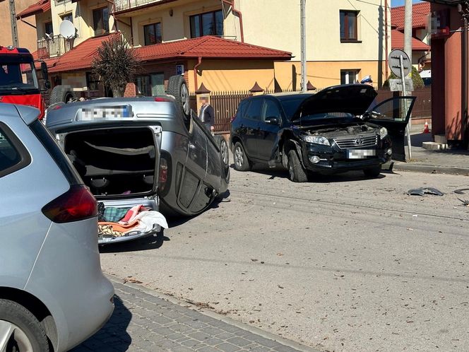 Emeryt wjechał w kobietę, która wsadzała dzieci do samochodu. Koszmarny wypadek pod Warszawą 
