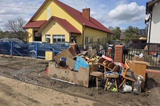 Woda wlewała się oknem do mieszkania