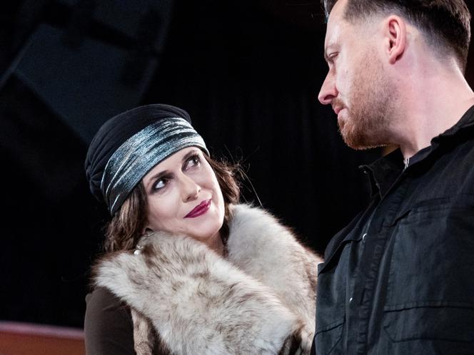 Na Wspólnej odc. 3267. Celina Jantar (Joanna Sydor), reżyser Halicki (Adam Szczyszczaj)