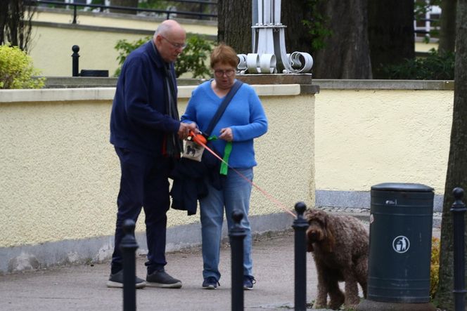 Ilona Łepkowska z mężem i psem na spacerze w Sopocie