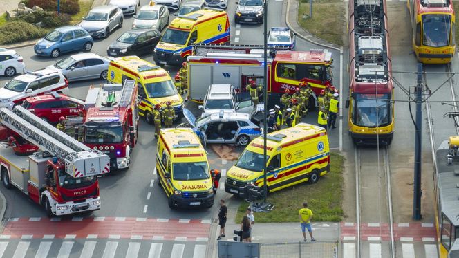 Wypadek radiowozu w Warszawie. Cztery osoby ranne, w tym policjanci