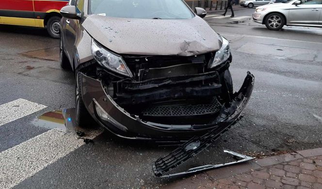 Stłuczka i potrącenie pieszego w centrum Siedlec