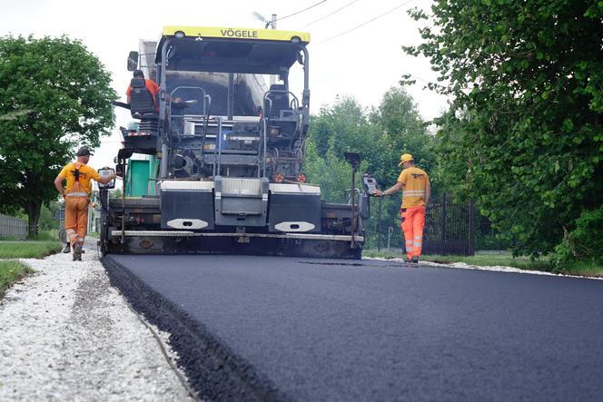 Pod Bełchatowem kładą nowy asfalt. Na taką nawierzchnię mieszkańcy czekali latami