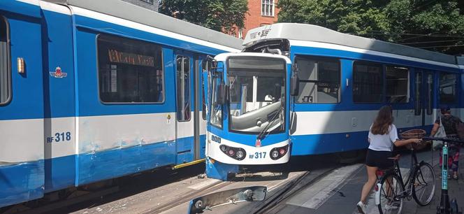 Kraków. Zderzenie tramwajów na skrzyżowaniu ulic Piłsudskiego i Straszewskiego