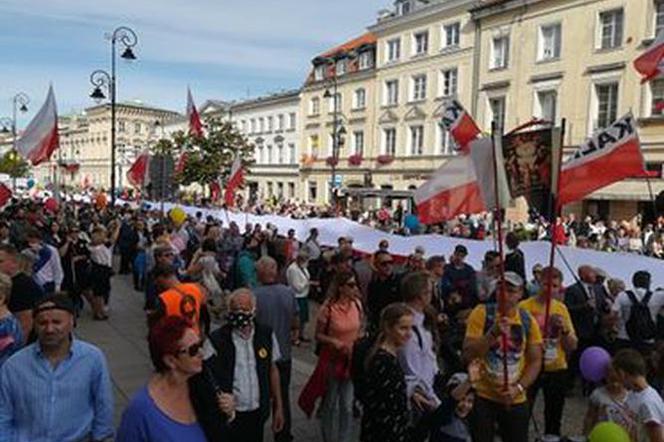 Z biało-czerwoną flagą i różańcem - ulicami Warszawy przeszedł  15. Marsz dla Życia i Rodziny