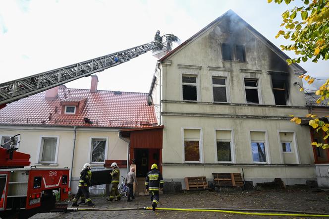 Pożar zabytkowego pałacyku na Pomorzu. Ewakuowano 20 osób, nie żyje jedna osoba