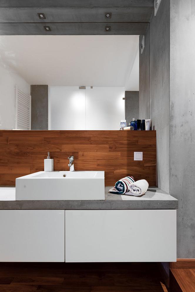 Minimalistyczna męska łazienka w drewnie i w betonie