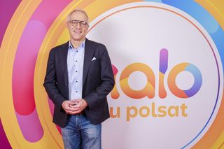 Paweł Orleański tłumaczy się ze schadzki. Tak całuje na każdym spotkaniu biznesowym